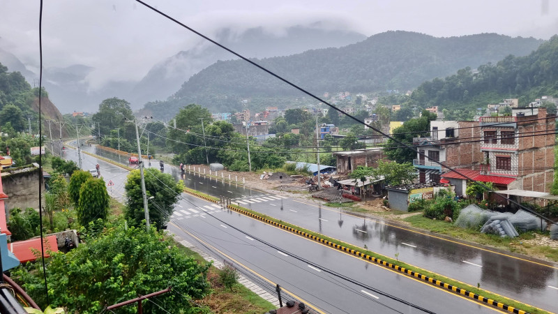 देशभर विभिन्न स्थानमा वर्षा र पहिरोका कारण १९ वटा सडकखण्डमा सवारी अवरुद्ध