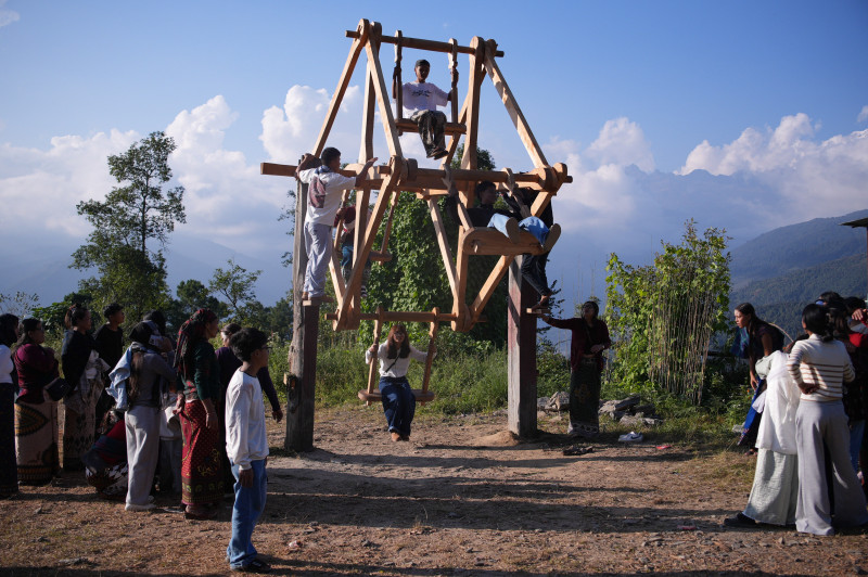 दसैँको टीकापछि सिरानडाँडामा रोटे पिङको रौनक (तस्वीरहरू)