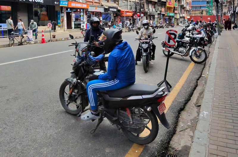 ‘गणेश नेपाली प्रकरण’पछि सडकबाट हराए नगरप्रहरी, अव्यवस्थित पार्किङ फेरि बढ्यो (तस्वीरहरू)