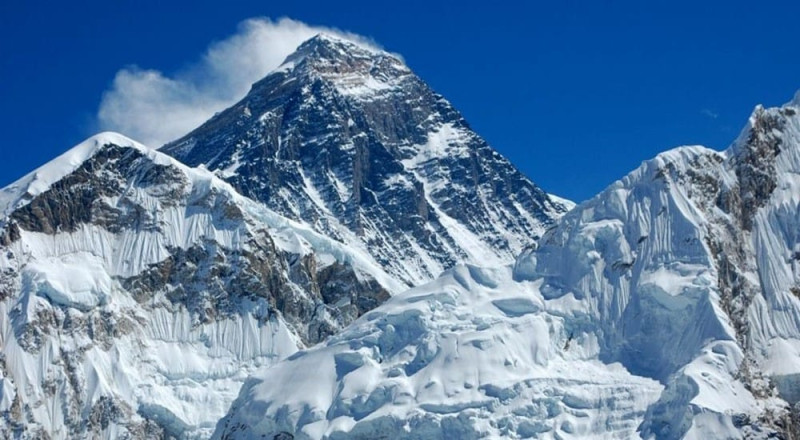 सगरमाथा आरोहणको तयारी तीव्र, बाटो बनाउन ‘आइसफल डाक्टर’