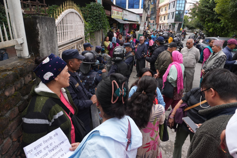 बुद्धनगरस्थित समस्याग्रस्त सहकारी व्यवस्थापन समितिको कार्यालयमा पीडितहरूको प्रदर्शन (तस्वीरहरू)