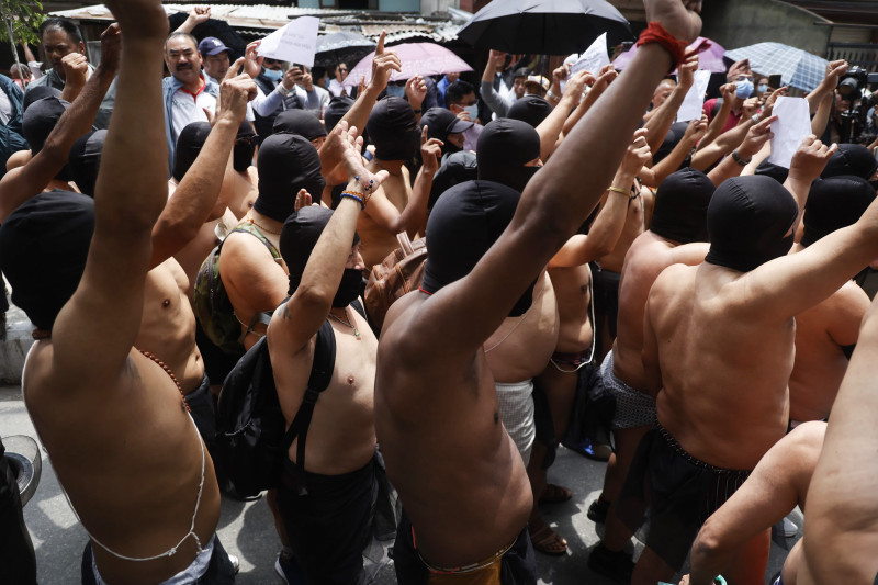 काठमाडाैंमा सहकारीपीडितको अर्धनग्न प्रदर्शन (तस्वीरहरू)
