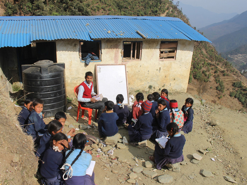 भवन भत्केपछि बालबालिकाहरू खुला चाैरमा पढ्न बाध्य