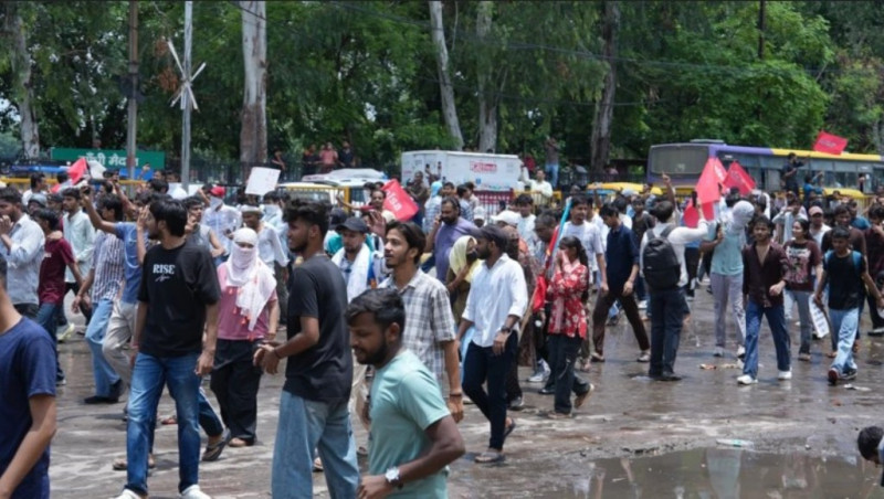 पटनामा विद्यार्थीको विरोध प्रदर्शन: प्रहरीद्वारा पानीको फोहरा र अश्रुग्यासको प्रयोग