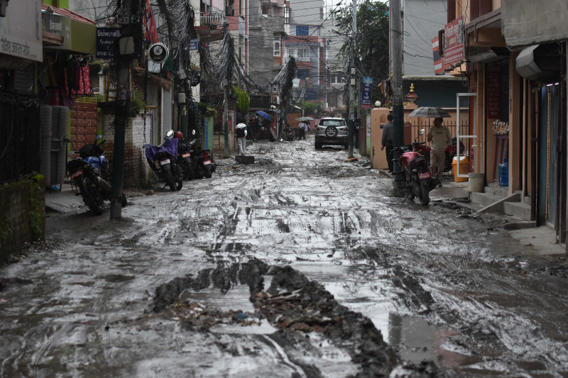 झरीपछि काठमाडौंको भित्री सडक: हिँड्‌ने लाई कष्ट, देख्नेलाई लाज (तस्वीरहरू)