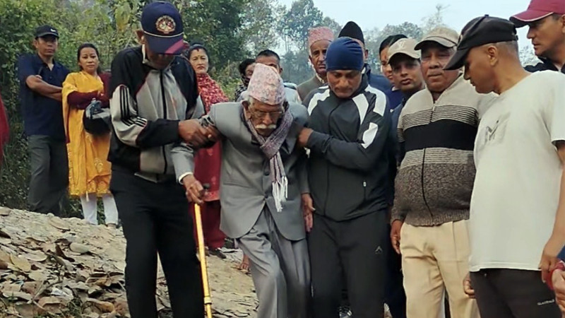 तनहुँमा १०७ वर्षीय ज्येष्ठ नागरिकले गरे मतदान