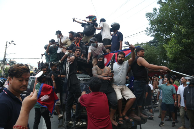 जेन–जी विभाजित, दुई समूहले थाले फरक–फरक गतिविधि