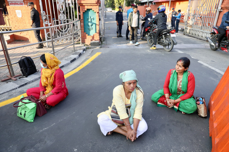 जेन–जी आन्दोलनमा पक्राउ परेका छोरा रिहाइको माग गर्दै सिंहदरबारमा आमाको धर्ना [तस्वीरहरू]