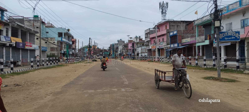 सिरहामा प्रदर्शन चर्कियो, सडकमा टायर बालेर अवरोध