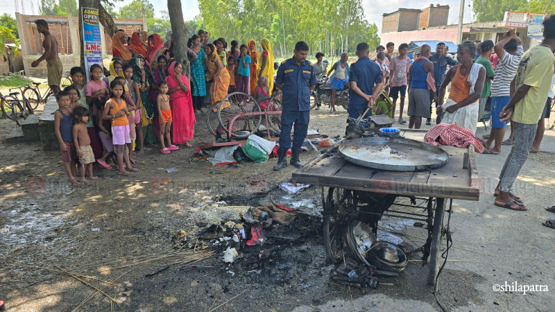 सिरहामा अझै रोकिएन प्रदर्शन, दुईवटा ठेलामा आगजनी