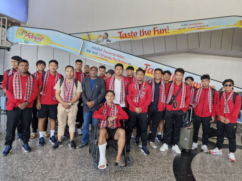 स्वदेश फर्कियाे नेपाली फुटबल टाेली