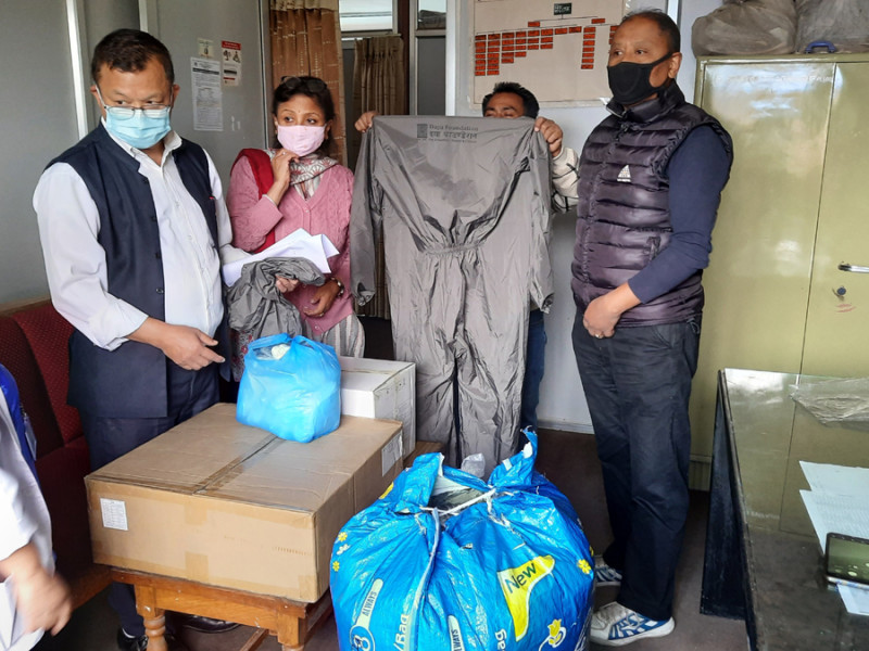 दया फाउण्डेशनद्वारा विभिन्न सामुदायिक र सरकारी अस्पताललाई मेडिकल सामग्री हस्तान्तरण