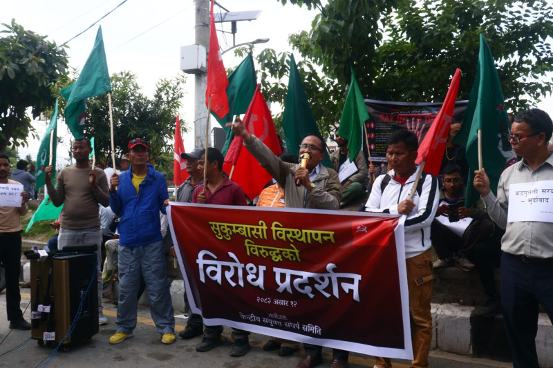 होल्डिङ सेन्टरबाट नहटाउन माग गर्दै प्रदर्शनमा उत्रिए सुकुम्बासी [तस्वीरहरू]
