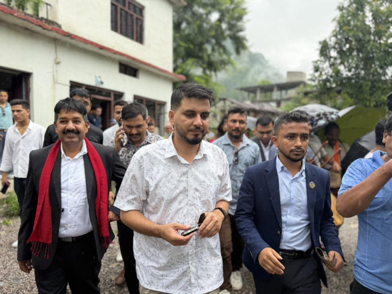 सेनाको स्काई ट्रकमार्फत उद्धार गर्नुपर्ने गरी पूर्वाधार विकासमन्त्री लम्साललाई के भएको हो ?