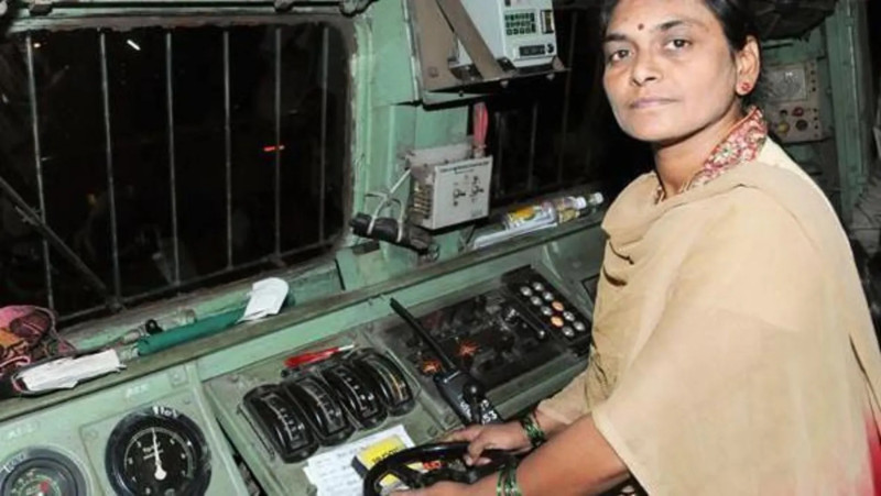 भारतकी प्रथम महिला रेल चालक सुरेखाको अवकाश, गरियो भव्य बिदाइ