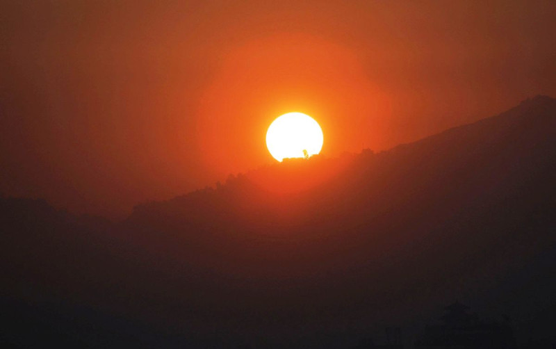 अंग्रेजी नयाँ वर्ष २०२६ को दिन धनकुटाको हिलेबाट देखिएको सूर्योदयको मनमोहक दृश्य (तस्वीरहरू)