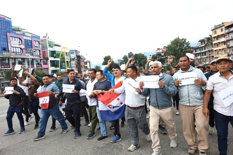 राष्ट्रपतिलाई सार्वजनिक गर्न माग गर्दै काठमाडाैंमा तरुण दलको प्रदर्शन (तस्वीरहरू)