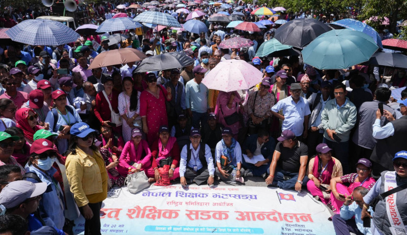 चर्को घाममा छाता ओढेर आन्दोलनमा शिक्षकहरू (तस्वीरहरू)