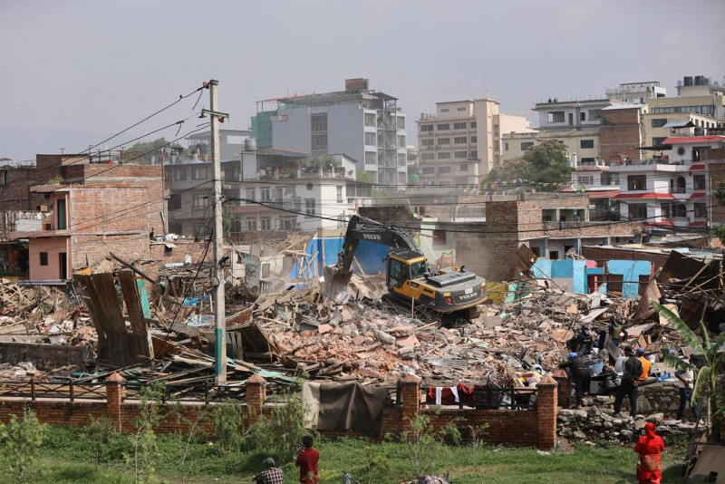 विद्यालयमा डोजर चल्दा श्रमिकका छोराछोरी तितरबितर, होल्डिङ सेन्टरबाट बल्ल विद्यालय पुर्‍याउन थालियाे