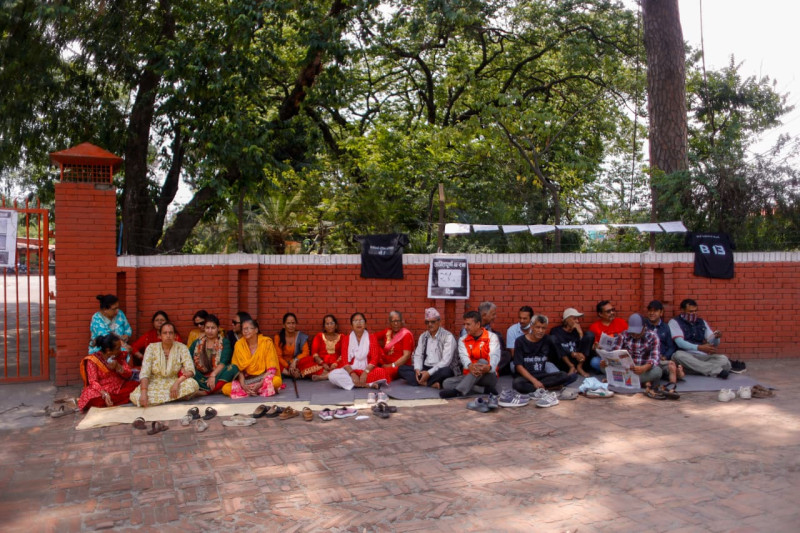 तिलगंगाबाट हटाइएका सुकुम्बासी पशुपति क्षेत्र विकास कोषमा धर्नामा [तस्वीरहरू]