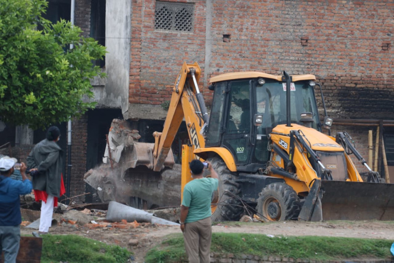 पशुपति क्षेत्रमा अतिक्रमण गरी बनाइएका भवनमा डाेजर चल्याे