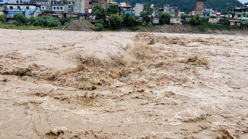 तस्वीरमा हेर्नुहोस् तिनाउ नदी बाढीको वितण्डा