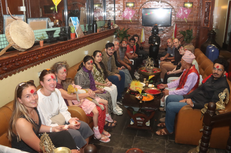 ठमेलमा विदेशी पर्यटकले पनि लगाए बडादसैँको टीका