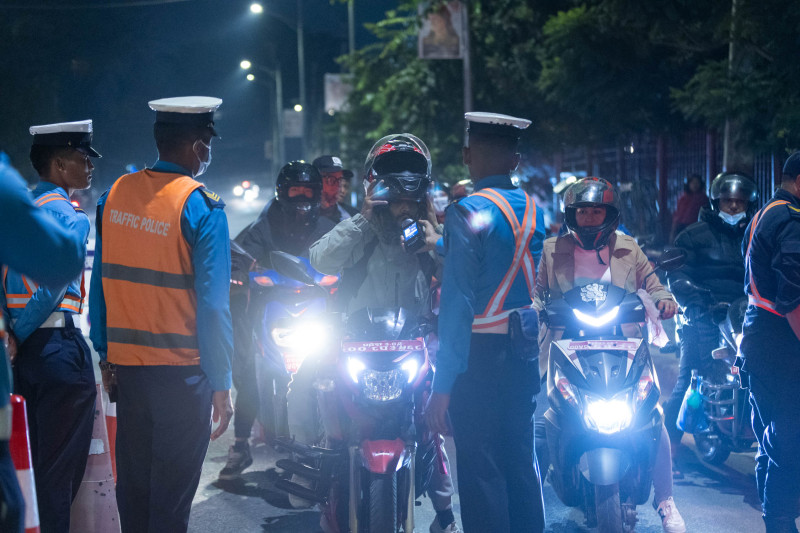 एकै दिन २ हजार ६६ सवारी चालक कारबाहीमा, ट्राफिकले उठायो १८ लाख रुपैयाँ राजस्व