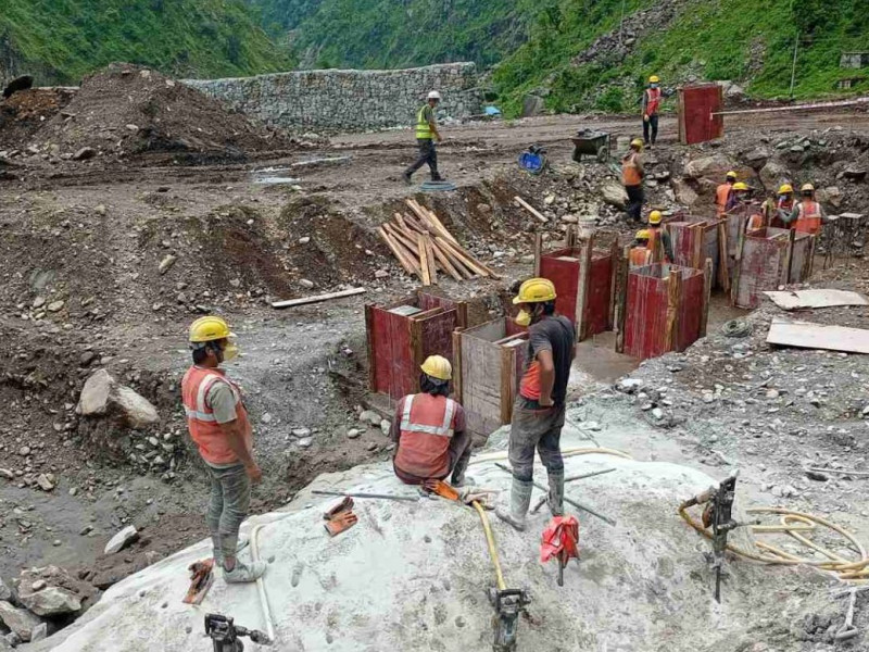 स्थानीयले विदेशी कामदारलाई कुटेपछि माथिल्लो त्रिशुली १ को काम रोकियो