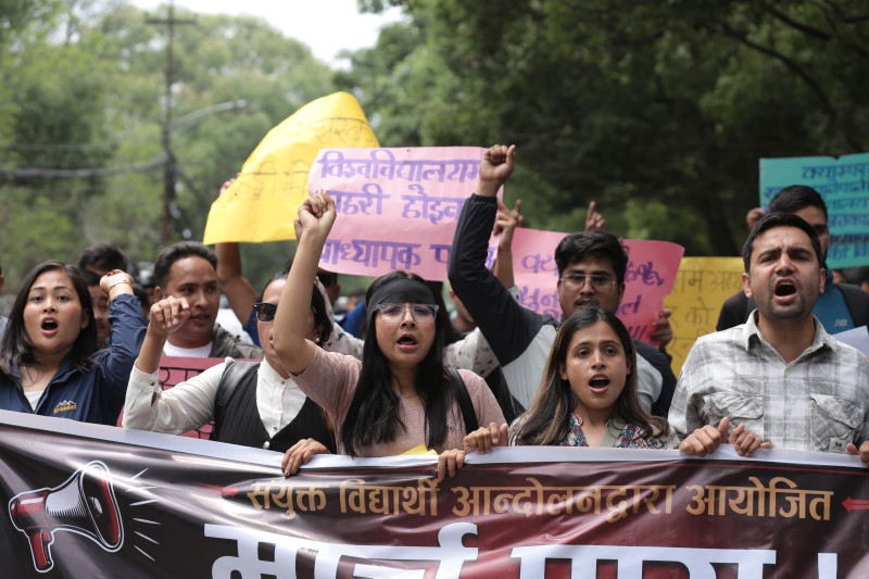 प्रतिबन्ध लगाउने सरकारको तयारीविरुद्ध त्रिवि परिसरमा विद्यार्थीहरूको मार्चपास (तस्वीरहरू)