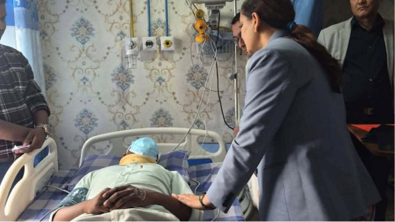 नारायणी अस्पतालमा चिकित्सकमाथि आक्रमण, घाइते डाक्टरलाई भेट्न ट्रमा पुगिन् स्वास्थ्यमन्त्री