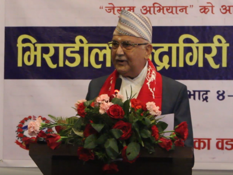 चन्द्रागिरिमा एमाले अध्यक्ष ओलीलाई कविता फुरेपछि...