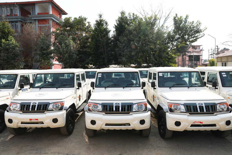 प्रतिनिधिसभा निर्वाचनका लागि भारतले उपहार दिएका गाडीहरू सिंहदरबारमा राखियो