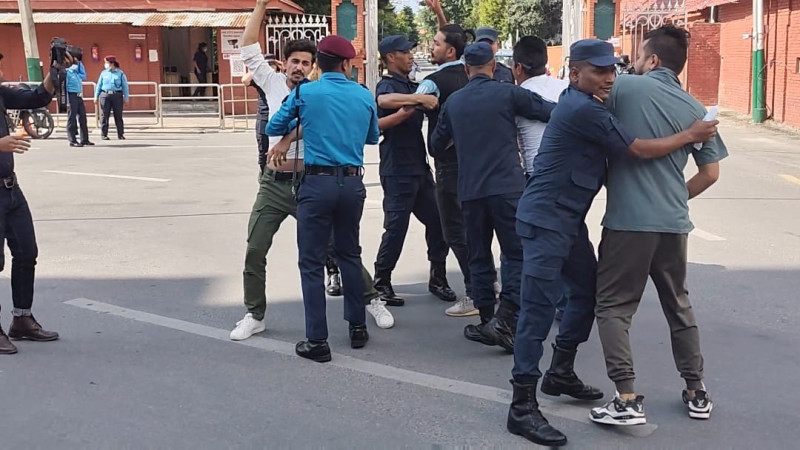 निषेधाज्ञाविरुद्ध सिंहदरबार दक्षिण गेटमै प्रदर्शन 