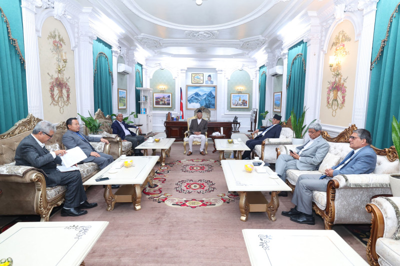 सिंहदरबारमा प्रमुख तीन दलका शीर्ष नेताहरूबीच छलफल