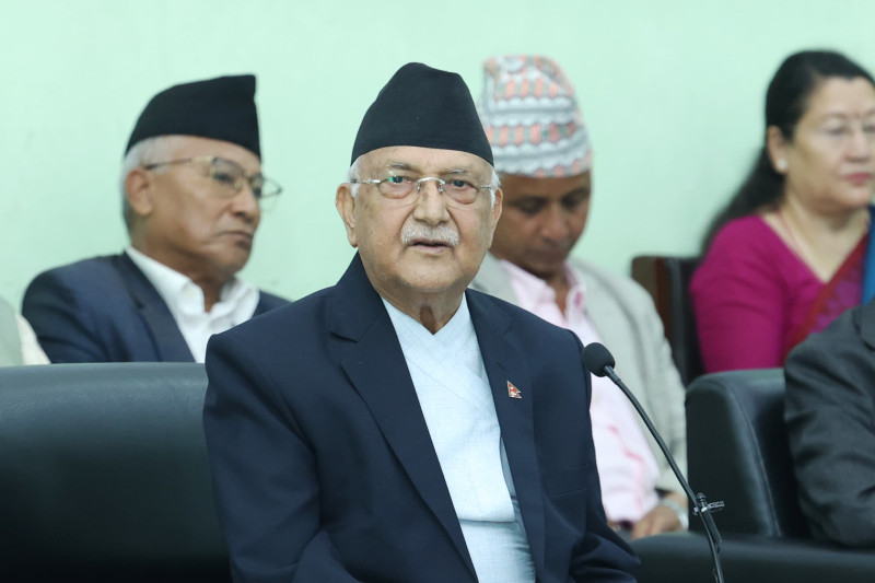 सिद्धान्त छोडेर भाग्ने र विरोधीसँग घाँटी जोडेर दुनो सोझ्याउने काम पुुष्पलालले कहिल्यै गर्नुभएन : ओली