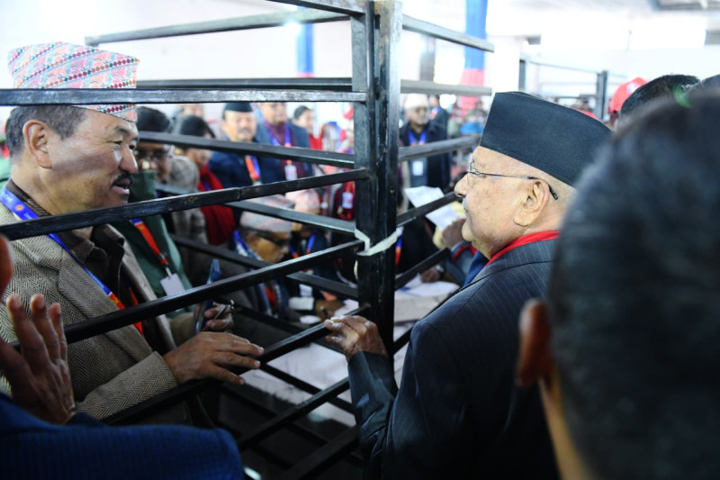 केपी ओलीको प्रस्तावक बने बादल, पाैडेल समर्थक