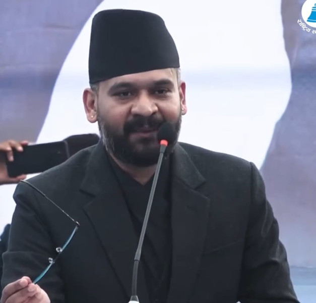 धनगढीमा बालेनले सम्बोधन गरिरहँदा भिडले चस्मा खोल्न भनेपछि...