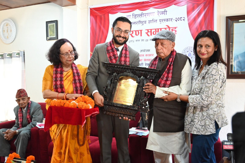 शिक्षामन्त्री पोखरेलद्वारा डा डिल्लीरमण रेग्मी राष्ट्रिय तथा अन्तर्राष्ट्रिय शान्ति पुरस्कार प्रदान