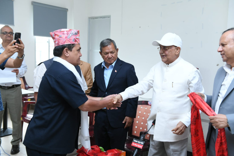 नेकपाका पोलिटब्युरो सदस्य डीबी कार्कीसहित ६ जना केन्द्रीय सदस्य एमाले प्रवेश