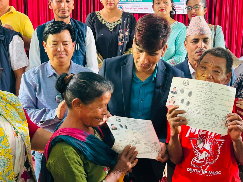 चितवनको इच्छाकामनामा लालपुर्जा वितरण, ३४ परिवार बने जग्गाधनी