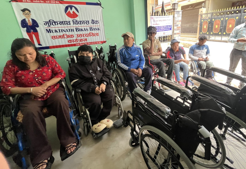 मुक्तिनाथ विकास बैंकद्वारा विभिन्न संस्थालाई ह्विलचेयर हस्तान्तरण