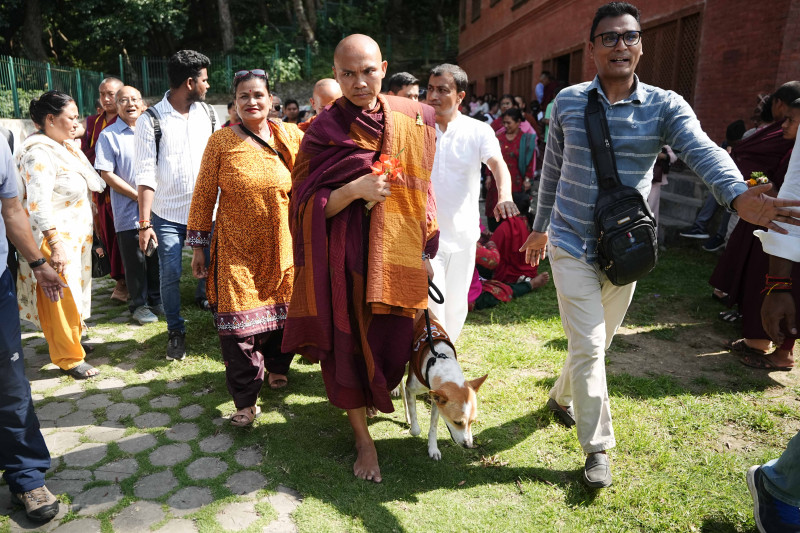 काठमाडौं आइपुग्यो शान्ति दूत 'अलोका'सहित भिक्षुहरूको टोली [तस्वीरहरू]