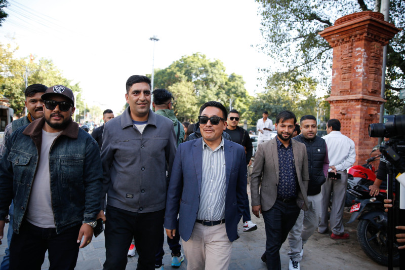युवा संघले बालेन शाहविरुद्ध साइबर ब्युरोमा जाहेरी दिँदै (तस्वीहरू)