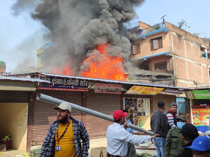 दमौलीका आगलागी पीडितलाई राहत उपलब्ध गराउन कांग्रेस–एमालेको माग