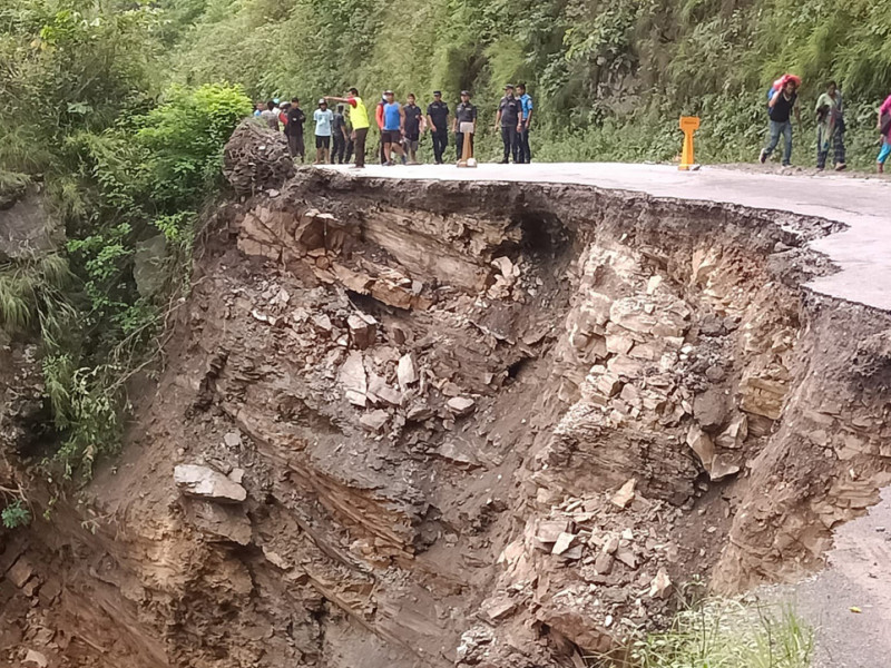 आँबुखैरेनी–मुग्लिन खण्डमा ठूला सवारी चलाउन राेक, साना पनि एकतर्फी मात्रै