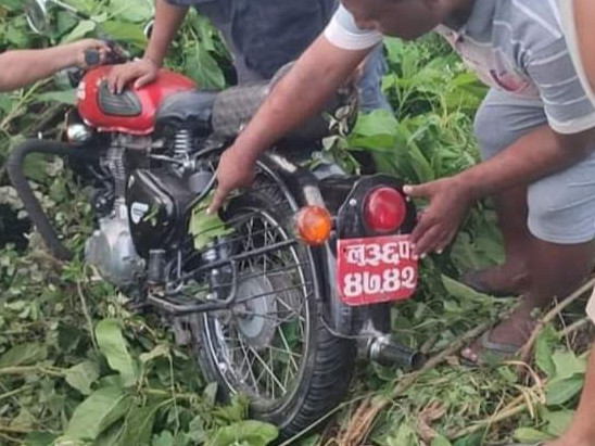 दुर्घटनाग्रस्त अवस्थामा मोटरसाइकलसहित युवकको शव भेटियाे