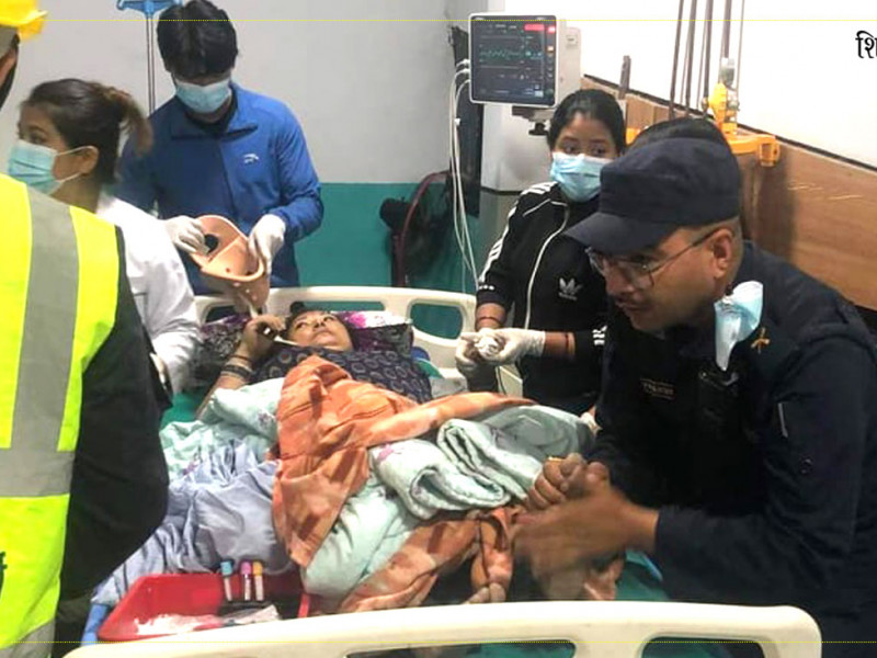 ५० फिट गहिरो इनारमा खसेकी महिलाको प्रहरीले गर्‍याे जीवितै उद्धार