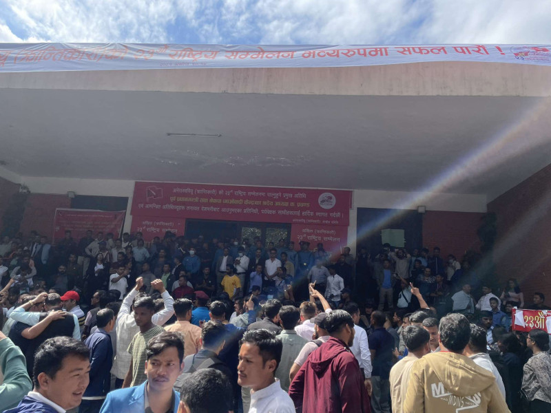 अखिल क्रान्तिकारीको बन्दसत्रमा कुर्सी हानाहान (भिडियो)