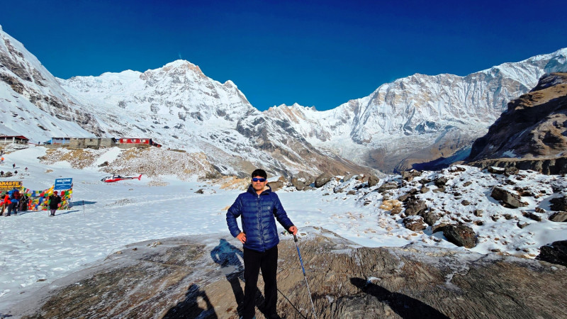 हिउँमा रुज्दै, भिज्दै उकालो उक्लिँदै